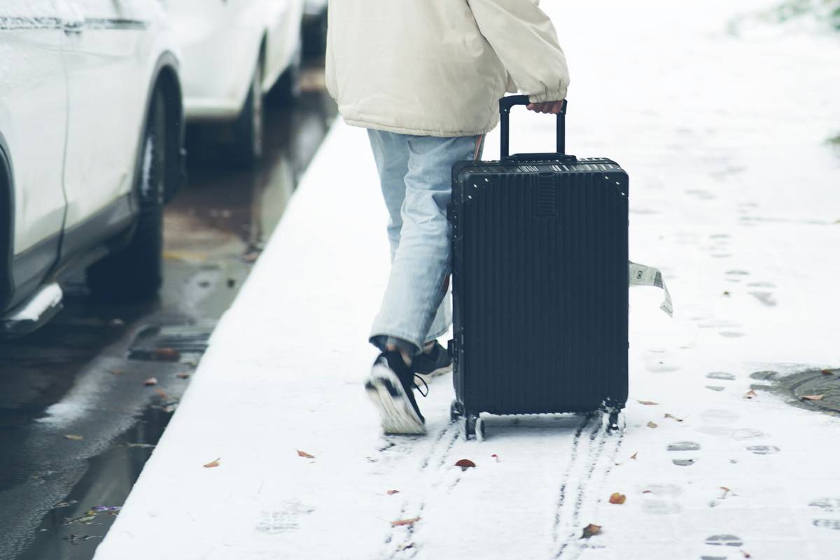 jetsetter hard shell case with polycarbonate surface showing scratch resistance and 360-degree spinner wheels